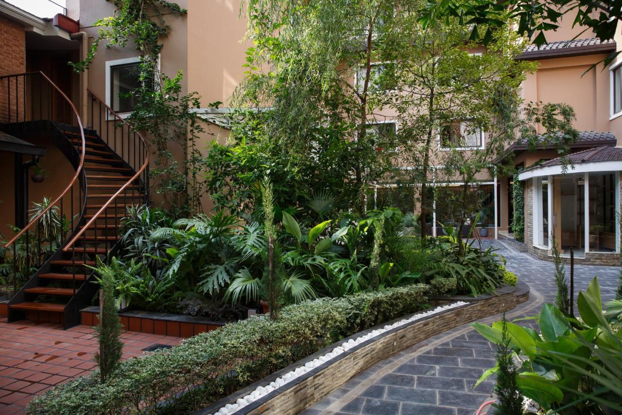 Hotel Thrive, A Tropical Courtyard Катманду Экстерьер фото