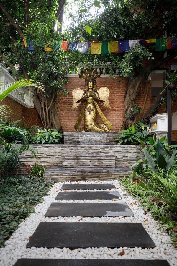 Hotel Thrive, A Tropical Courtyard Катманду Экстерьер фото