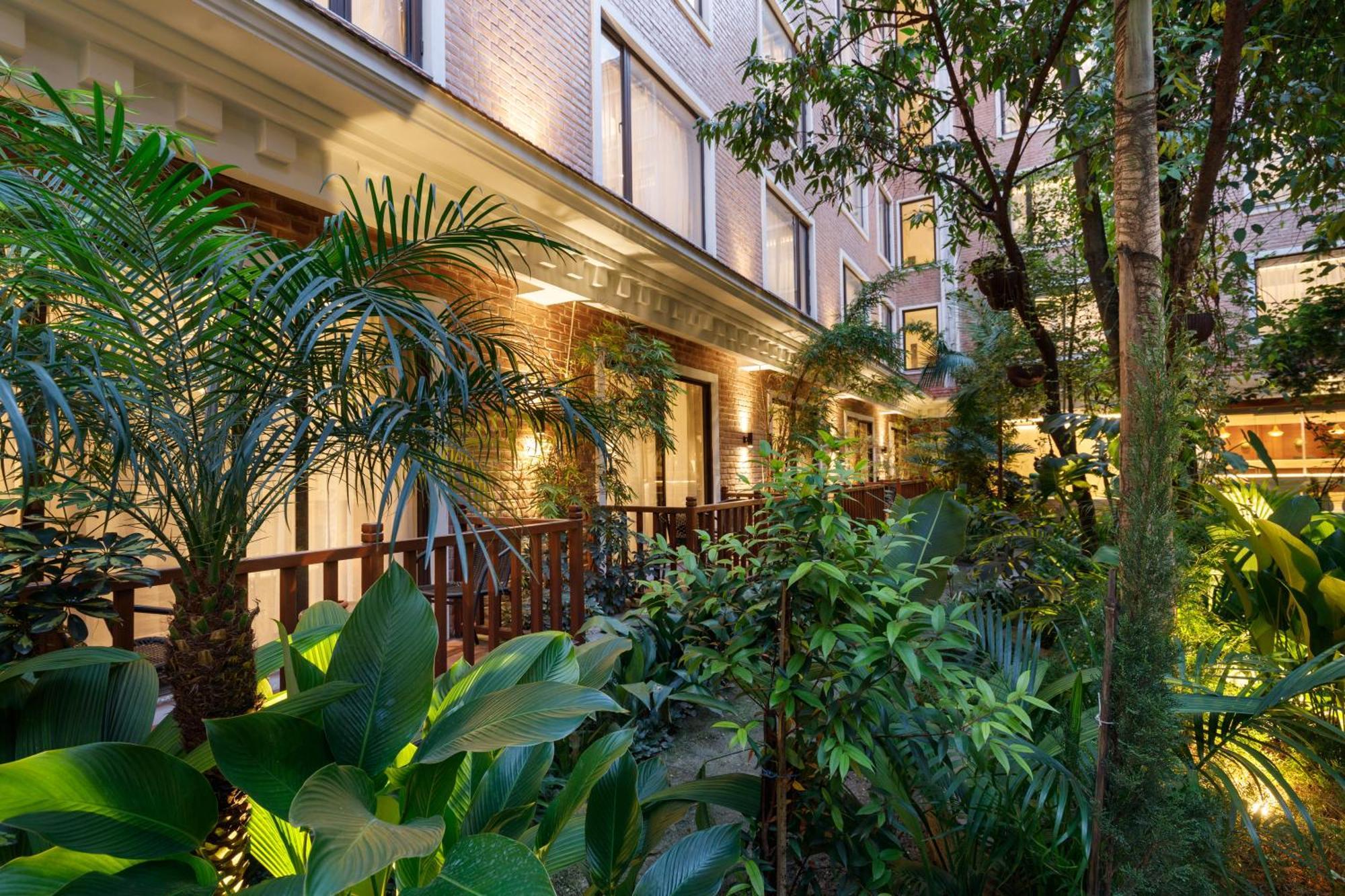 Hotel Thrive, A Tropical Courtyard Катманду Экстерьер фото