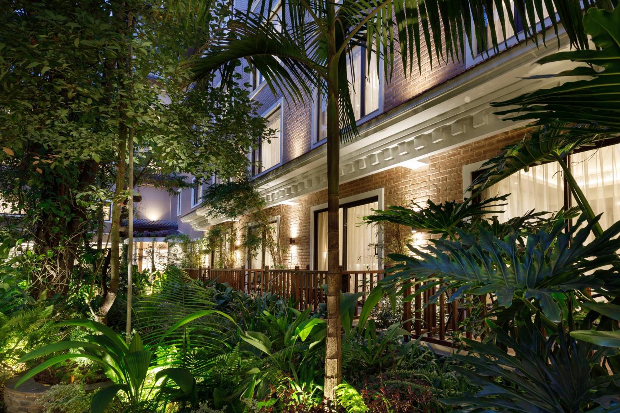Hotel Thrive, A Tropical Courtyard Катманду Экстерьер фото